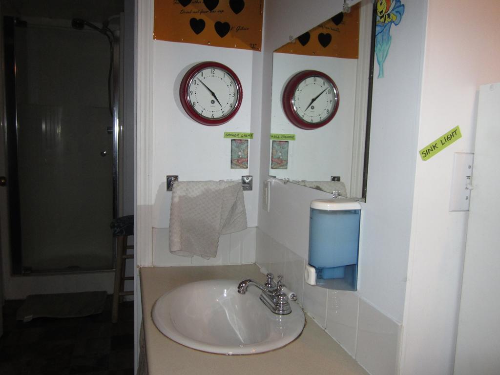 Beez Kneez Bakpakers Hostel Whitehorse Kamer foto