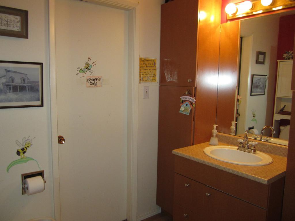 Beez Kneez Bakpakers Hostel Whitehorse Kamer foto